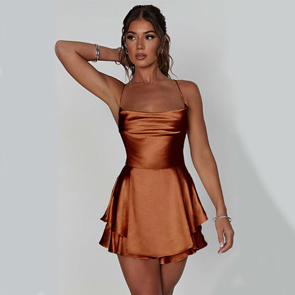 Robe courte à bretelles – légèreté et féminité